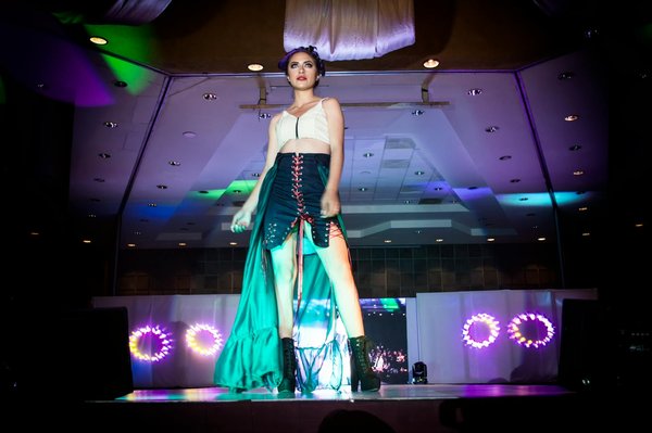 Astuces Maquillage pour Peaux Sensibles : Comment Apaiser les Rougeurs et Sublimer votre Teint – Guide Ultime