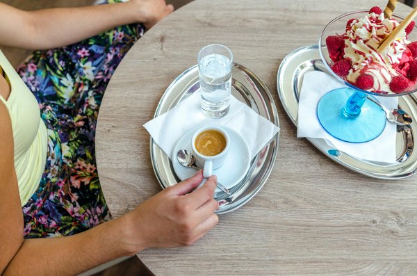 Art de la Mode : Sublimer les Robes à Franges avec des Accessoires Modernes